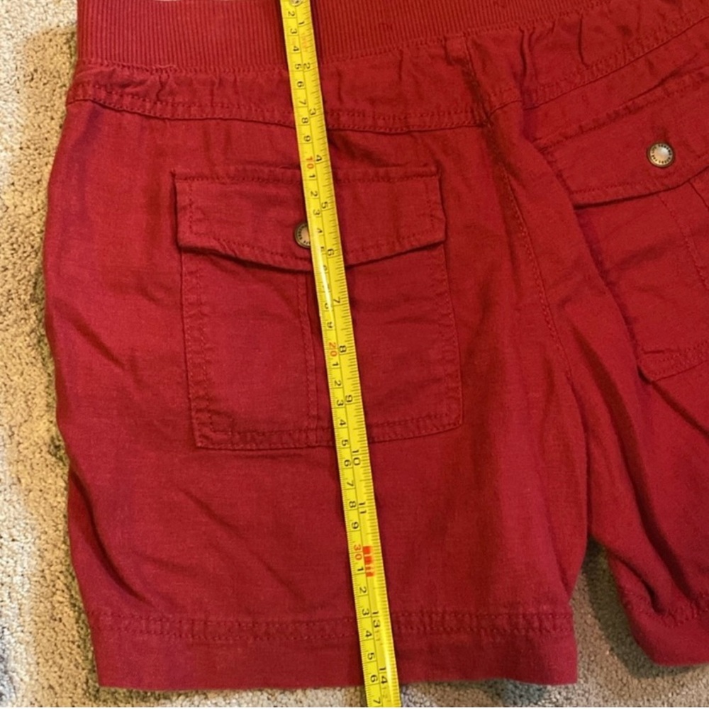 Size 8 women’s red cargo shorts